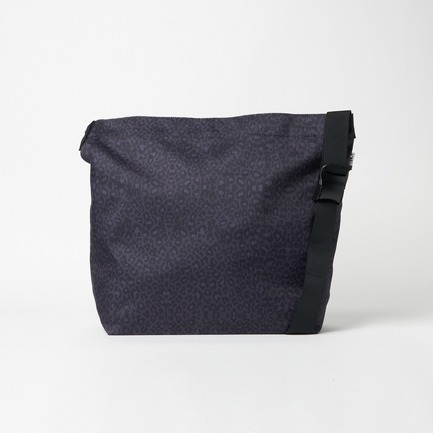 PLAIN SHOULDER BAG