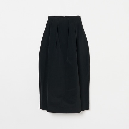 CURVED PLEATED SKIRT BLK